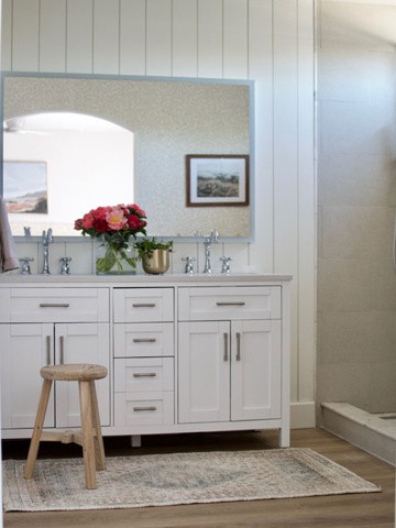 Classing and airy master bathroom makeover