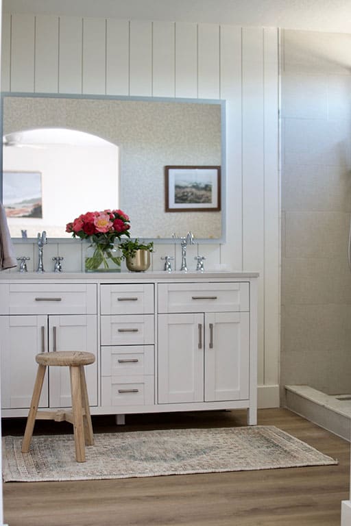 Classing and airy master bathroom makeover